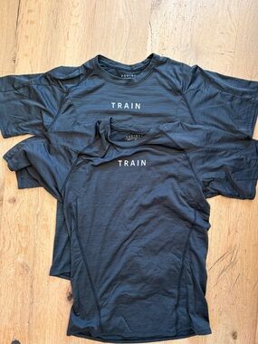 2x Equinox TRAIN shirts men’s medium